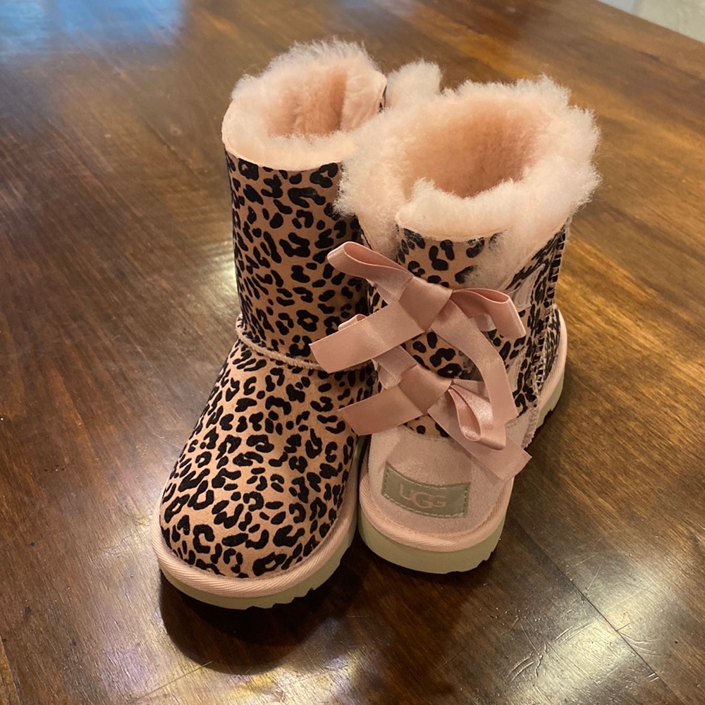 Never worn UGG little girls size 12
